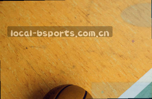 球员鱼跃扑救 指尖擦过门柱